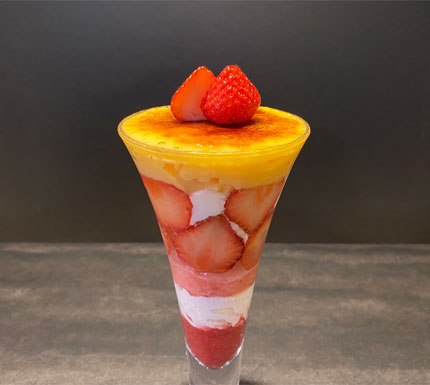 いちごのクリームブリュレパフェ